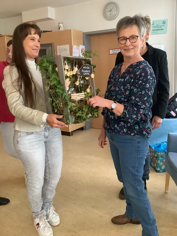 Übergabe_Abschiedsgeschenk.JPG 