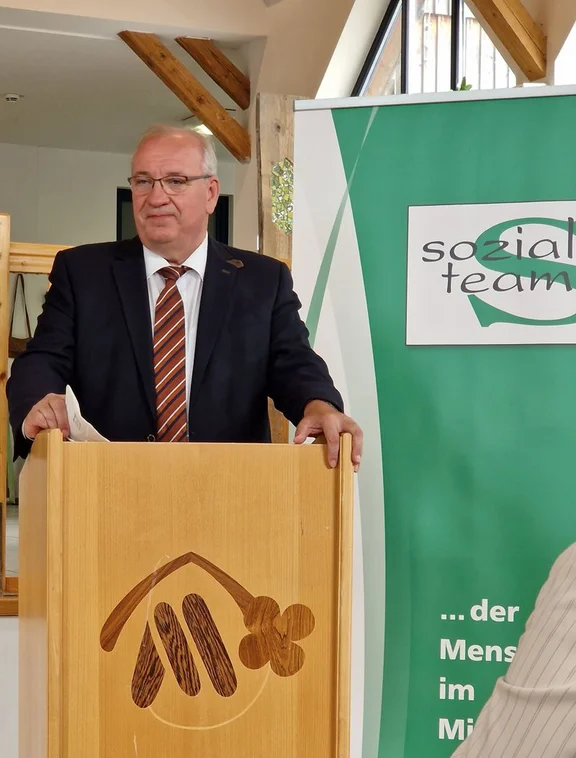 Bezirkstagspräsident Franz Löffler bei Sozialteam