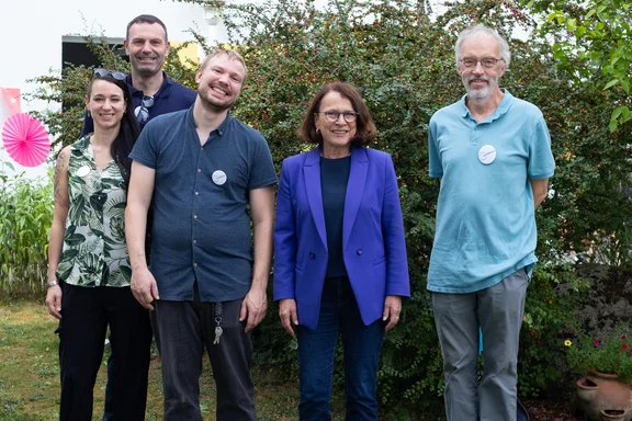 Von links nach rechts: Veronika Brandl (Leitung Ambulant), Christopher Bernsdorf (Projektleiter), Philipp Reichert (Leitung Haus am Regen), Oberbürgermeisterin Gertrud Maltz-Schwarzfischer, Peter Weiß (Leiter Fachbereich Soziotherapeutische Einrichtungen)
