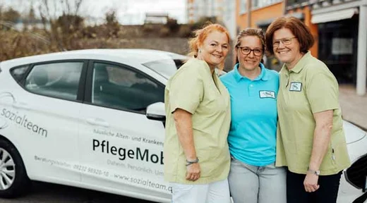 Pflegerinnen vor PflegeMobil Auto, lächeln, ambulanter Pflegedienst