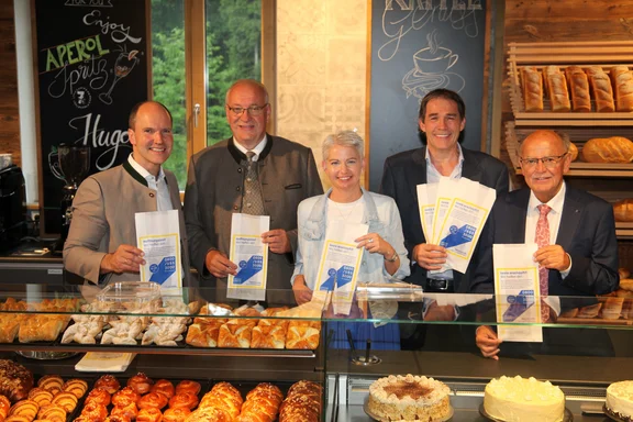 Die__MutZurHilfe-Bäckertüte_geht_über_die_Theke.__c__Martin_Augsburger.jpg 