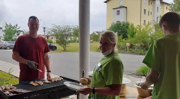Johannes Grossmann am Grill bei Sozialteam