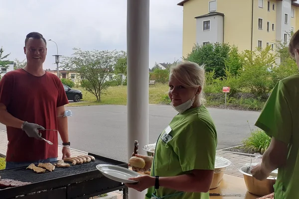 Johannes Grossmann am Grill bei Sozialteam